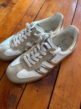 Back 70 women’s retro sneaker